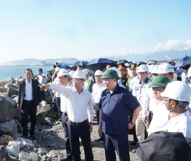 Chu tich Quoc hoi kiem tra tinh hinh thi cong du an cang Lien Chieu