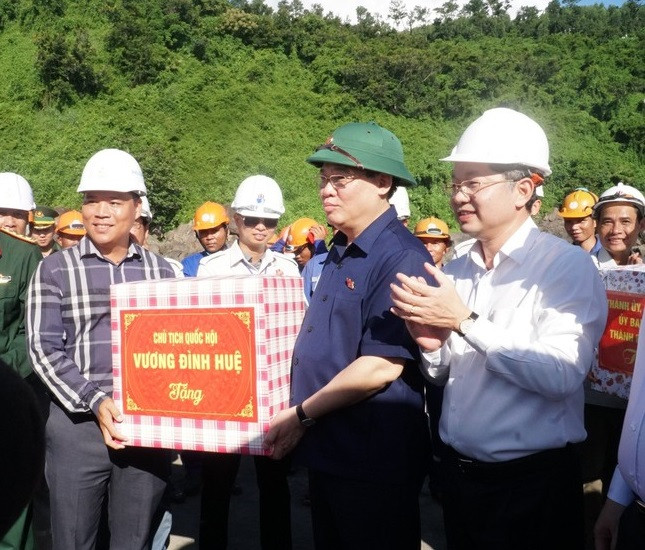 Chu tich Quoc hoi kiem tra tinh hinh thi cong du an cang Lien Chieu-Hinh-2