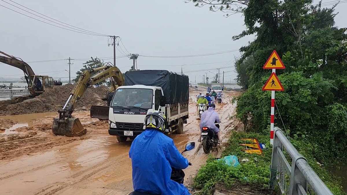 Gần đó lại có cụm công nghiệp Thanh Hà (Hội An) và cụm công nghiệp An Lưu (Điện Bàn) nên công nhân cũng thường xuyên qua lại tuyến đường này.