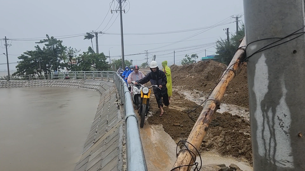 Xe đạp hay xe máy lưu thông theo hướng phường Điện Phương - TP. Hội An và ngược lại chỉ còn cách đi vào vỉa hè sát hồ chứa nước Lai Nghi.