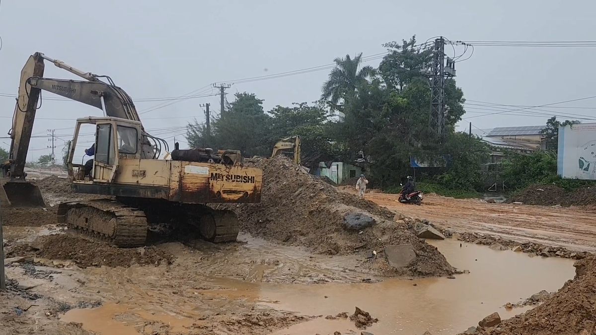Mưa vẫn đang tiếp diễn nên công tác sửa chữa đoạn đường này gặp nhiều khó khăn.