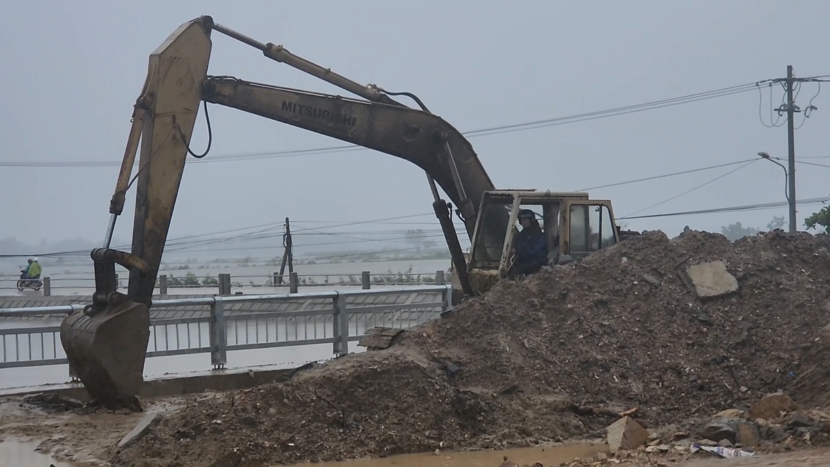 Một số phương tiện và nhân lực được điều động để khắc phục tạm nhưng tình hình vẫn chưa được cải thiện.