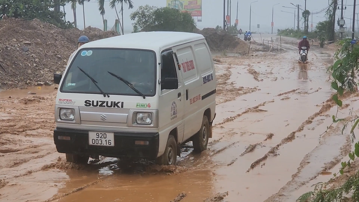 Tuyến đường huyết mạch đi Hội An trông như đường làng.