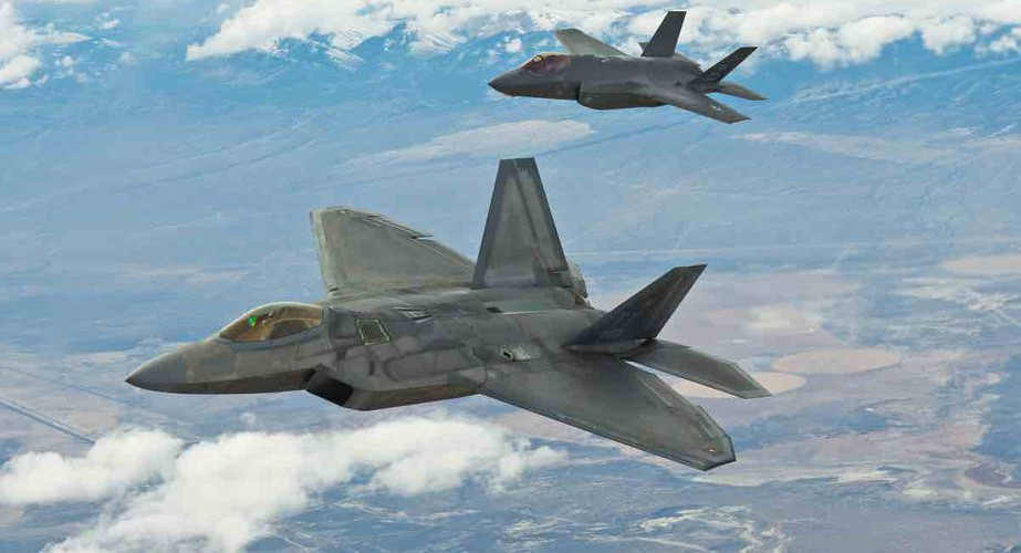 Loạt máy bay tàng hình F-22 Raptor, F-35 Lighting II, B-2 Spirit và RQ-170 Sentinel đã tề tựu về căn cứ không quân Nellis, bang Nevada, Mỹ để tập trận áp chế phòng không đối phương (SEAD), tăng khả năng xâm nhập đường không tầm thấp (LO) và tương tác giữa máy bay chiến đấu thế hệ 4 và 5.