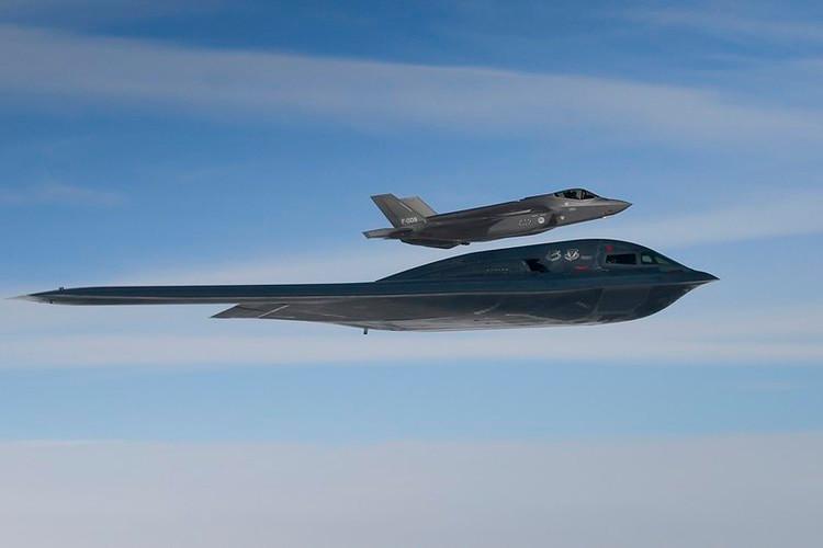 Trong khi đó, F-22 sẽ đảm nhận vai trò chiếm ưu thế trên không, kết hợp với chiến đấu cơ F-15E Strike Eagle mở đường, xuyên qua mạng lưới phòng không để máy bay không người lái tàng hình RQ-170 và oanh tạc cơ tàng hình B-2 tấn công sâu vào lãnh thổ đối phương.