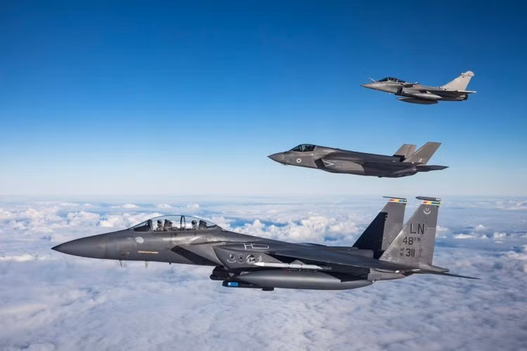 Đặc biệt là tiêm kích F-35, nó được trang bị hơn 20 cảm biến và ăng ten khác nhau.