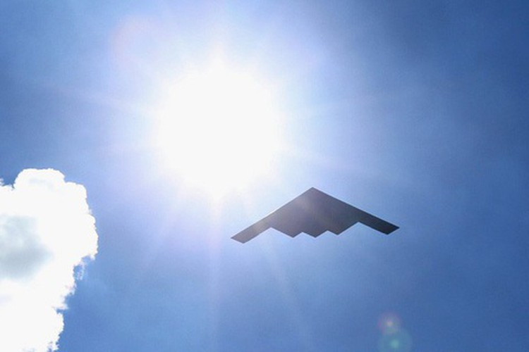 Thông tin từ hệ thống cảm biến cho phép vạch ra đường bay xung quanh rìa phủ sóng của radar đối phương, nơi mà sự xuất hiện tình cờ của F-35 trên radar có thể bị nhầm là chim hoặc nhiễu tín hiệu.