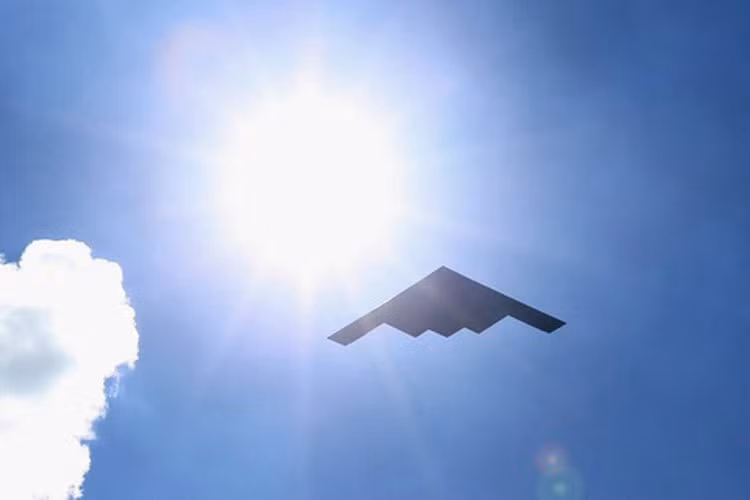 Thông tin từ hệ thống cảm biến cho phép vạch ra đường bay xung quanh rìa phủ sóng của radar đối phương, nơi mà sự xuất hiện tình cờ của F-35 trên radar có thể bị nhầm là chim hoặc nhiễu tín hiệu.