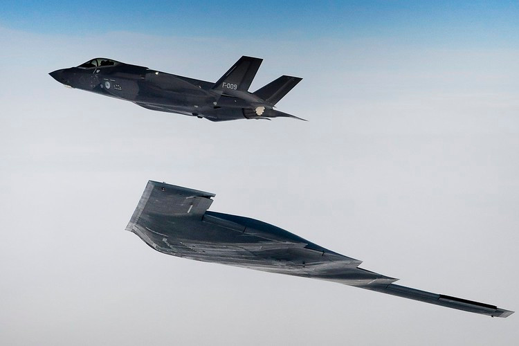 Ngoài khả năng tàng hình, F-35 còn nhận được sự hỗ trợ của máy bay tác chiến điện tử để gây nhiễu mạng lưới radar của đối phương.