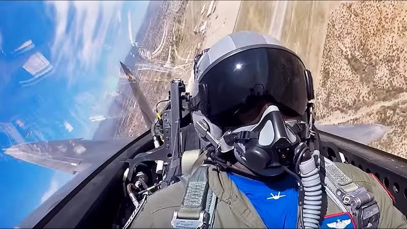 Không đoàn tiêm kích số 3 - đây là đơn vị đang vận hành 40 tiêm kích tàng hình F-22 là đơn vị đầu tiên được trang bị súng trường nòng ngắn GAU-5/A cho phi công, giúp tăng hỏa lực tự vệ khi họ phải nhảy dù trên lãnh thổ đối phương hoặc đối mặt với quân khủng bố.