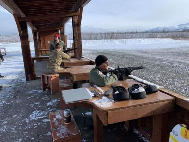 Khẩu GAU-5/A là mẫu súng cải tiến từ súng trường M4, có đặc điểm gọn nhẹ và độ tin cậy cao, đạt tầm bắn hiệu quả khoảng 200 m. Súng có thiết kế đặc biệt để có thể nhét vừa trong bộ thiết bị sinh tồn gắn dưới ghế thoát hiểm của tiêm kích.