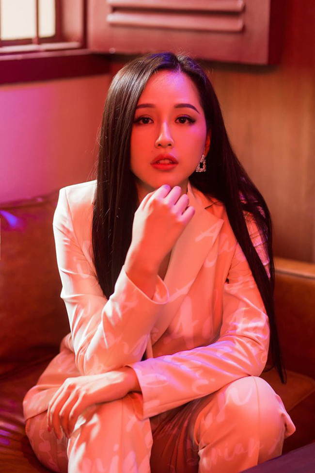 Nhiều người cho rằng, Mai Phương Thúy đã cố tình lộ nội y (bralette) để khoe vẻ đẹp cá tính, gợi cảm chứ không hề bị lộ như có vài ý kiến đưa ra.