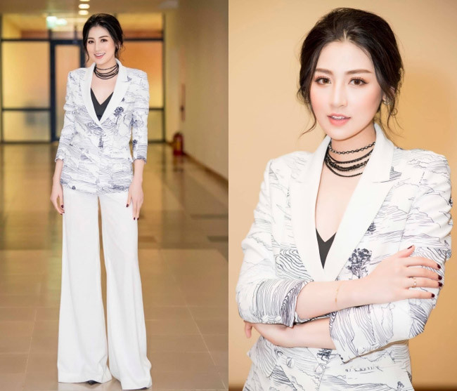 Và cách chơi màu tương phản giữa suit và nội y đã giúp cô khác biệt giữa một rừng mỹ nhân.