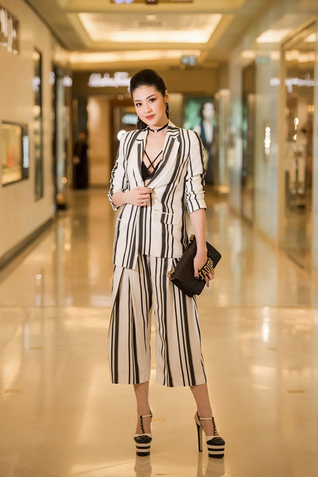 Cô nhận được nhiều lời khen ngợi với phong cách thời trang ấn tượng này.