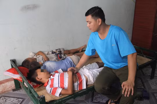 Ba tre em bi bat coc dua len xe tai cho di o Nghe An la sai su that