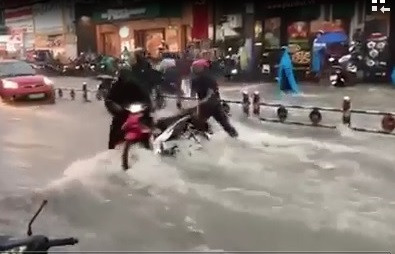 Mua lon, duong noi do TPHCM ngap sau lut banh xe, nuoc chay nhu thac cuon-Hinh-3