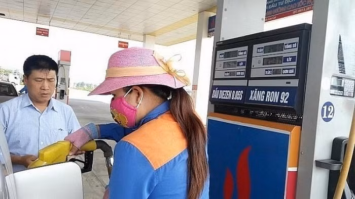 Chieu nay 17/7, gia xang E5 co the tang 600 dong/lit