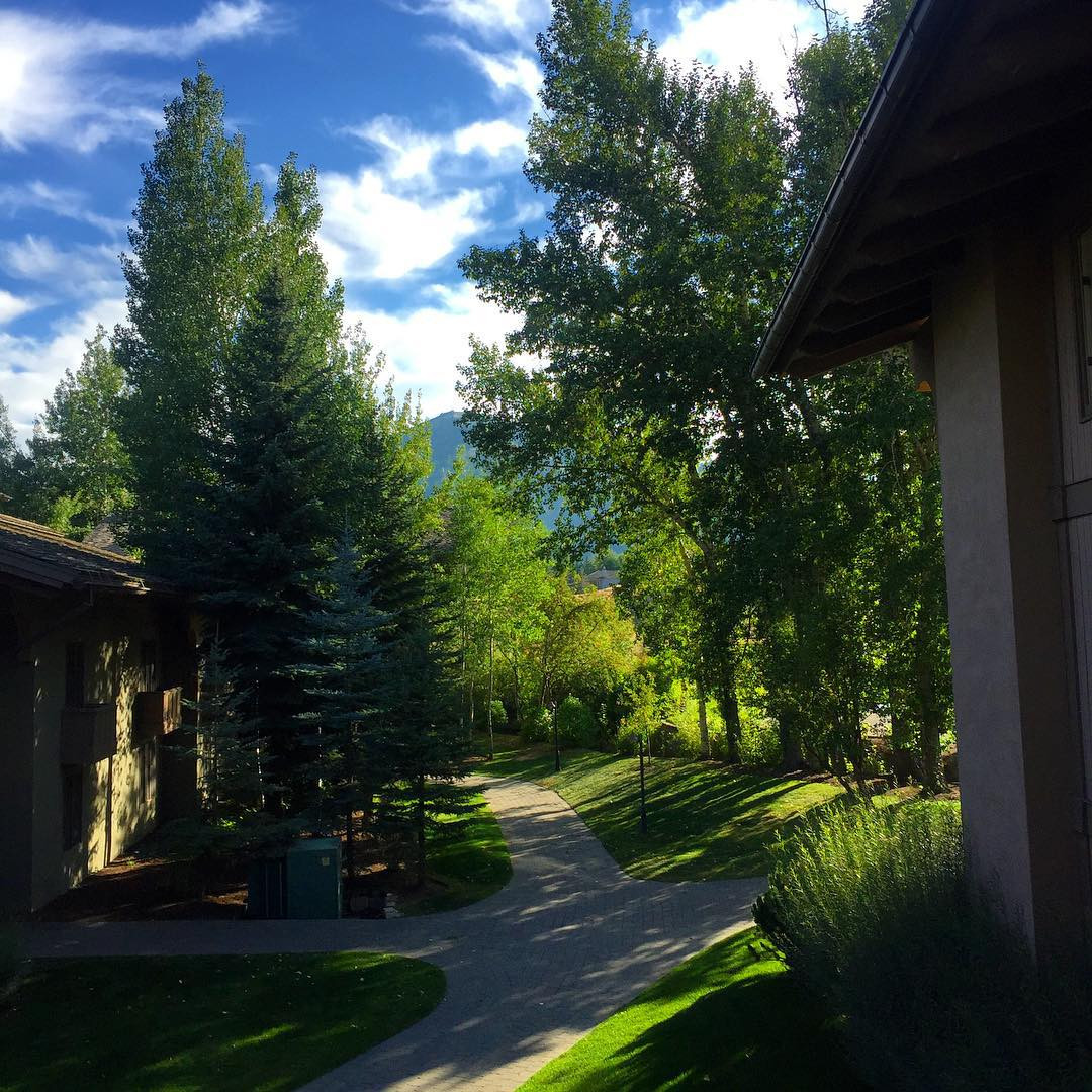 Khung cảnh núi non tuyệt đẹp là một phần quan trọng tạo nên sức hấp dẫn của Sun Valley Lodge. Trong khi những con đường mòn để đi bộ và đạp xe giúp tạo nên khung cảnh yên tĩnh, thích hợp với các câu chuyện kinh doanh. Ảnh: Instagram.