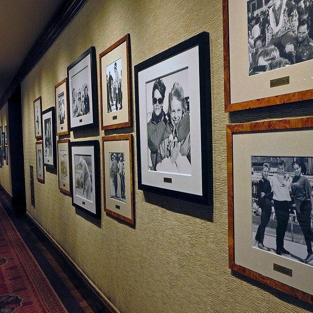 Hành lang được trang trí bằng hình ảnh của những người nổi tiếng từng ghé thăm Sun Valley Lodge. Ảnh: Instagram.