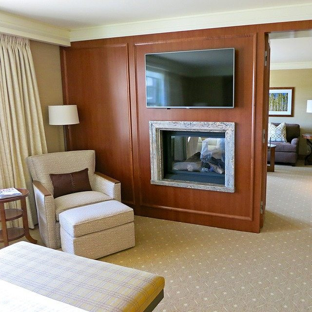 Các phòng nghỉ thoáng đãng với lò sưởi trong suốt. Ảnh: Instagram.