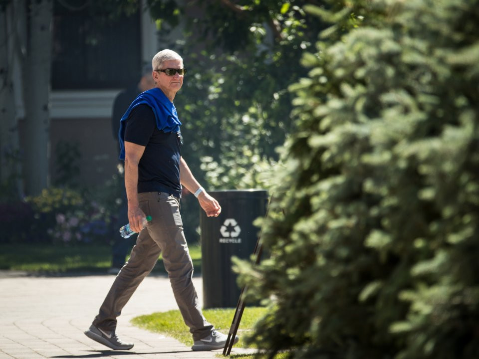 COO của Facebook, CEO của Apple, Đồng sáng lập LinkedIn và CEO của Kering tham dự hội nghị năm nay. Ảnh: Instagram.