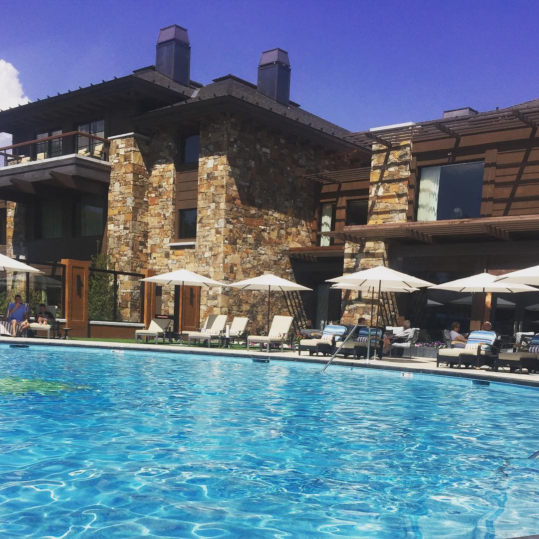 Bể bơi khổng lồ này mang đến không gian quây quần cho các tỷ phú và gia đình họ. Khách sạn cũng cung cấp nhiều tiện nghi khác như khu spa, chơi bowling, trượt băng, trung tâm thể hình, phòng tập Yoga, bể bơi ngoài trời, nhà hàng, khu giải khát và sự kiện. Ảnh: Instagram.