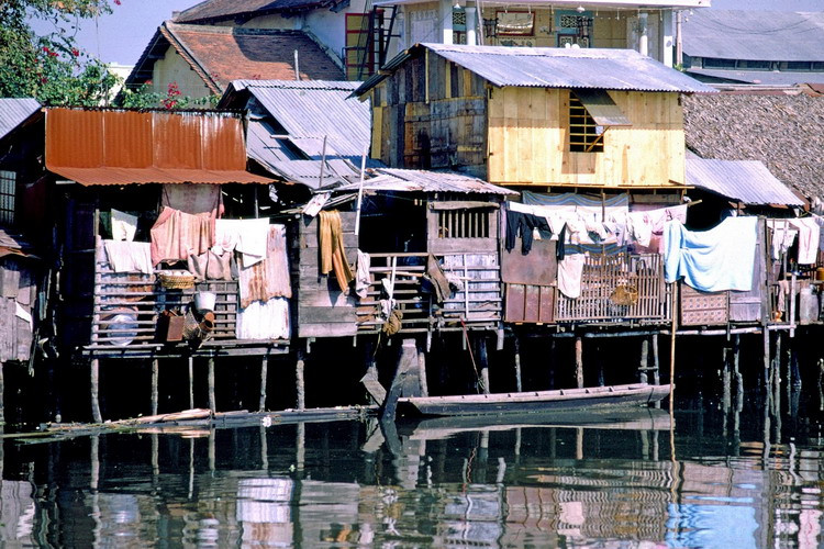 Những ngôi nhà tạm bợ bên bờ kênh Bến Nghé.
