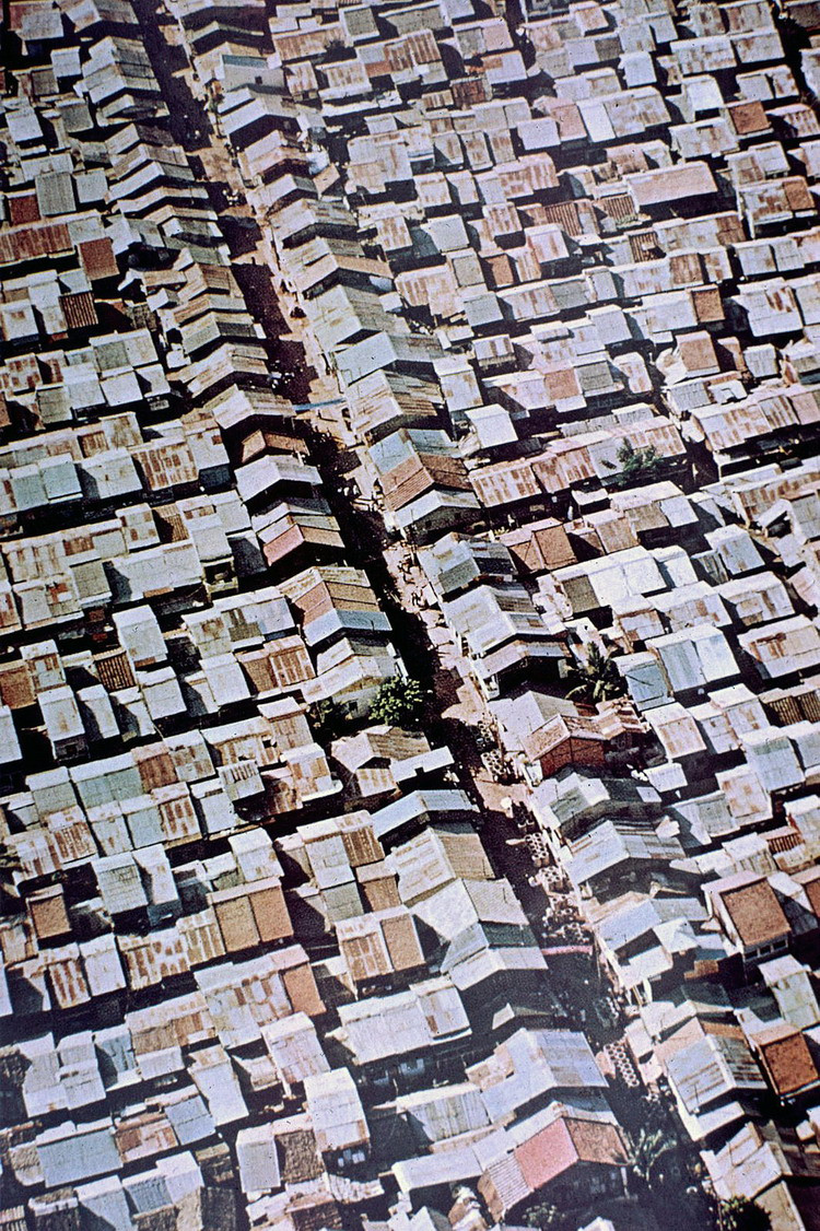 Khu ổ chuột ở Chợ Lớn nhìn từ máy bay, nơi sinh sống của hàng trăm nghìn người nghèo trong những ngôi nhà tạm làm bằng vật liệu thô sơ, Sài Gòn năm 1965.