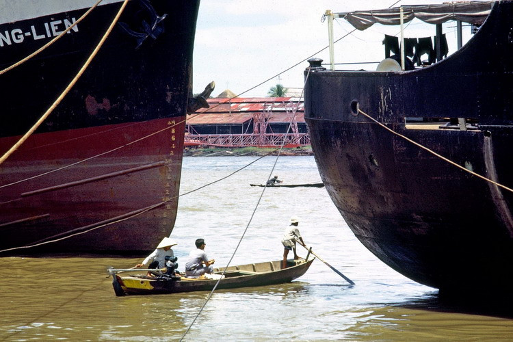 Một người lái đò chở khách qua sông Sài Gòn.