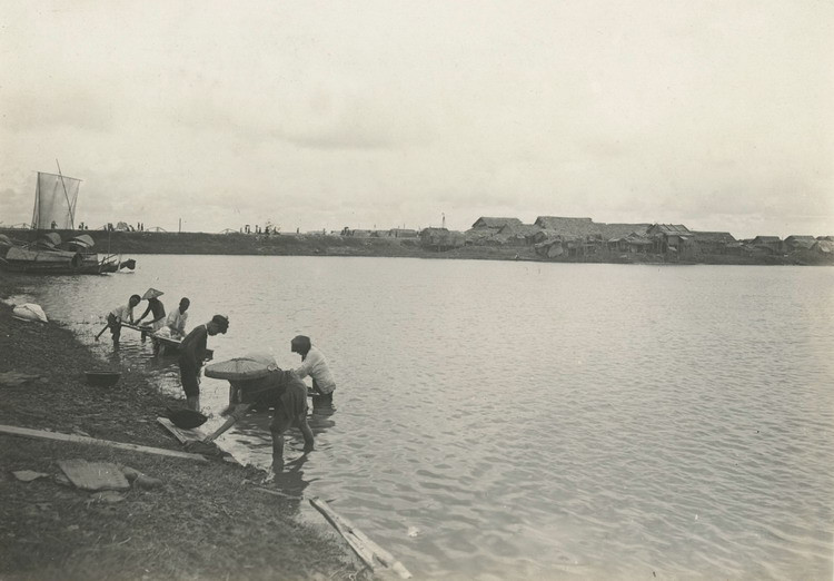 Cảnh sinh hoạt bên bờ sông Hồng, Hà Nội.