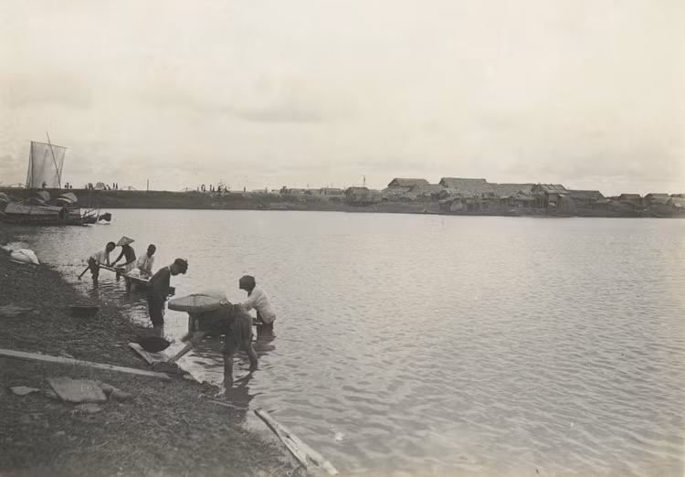 Cảnh sinh hoạt bên bờ sông Hồng, Hà Nội.