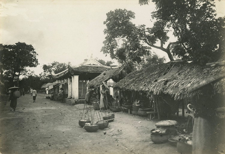 Một khu chợ ở ngoại ô Hà Nội.