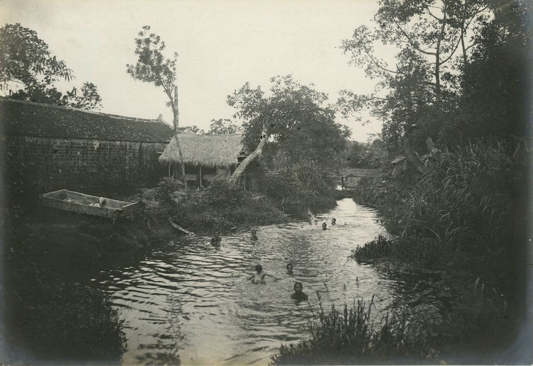 Trẻ em bơi lội dưới mương ở ngoại vi Hà Nội.