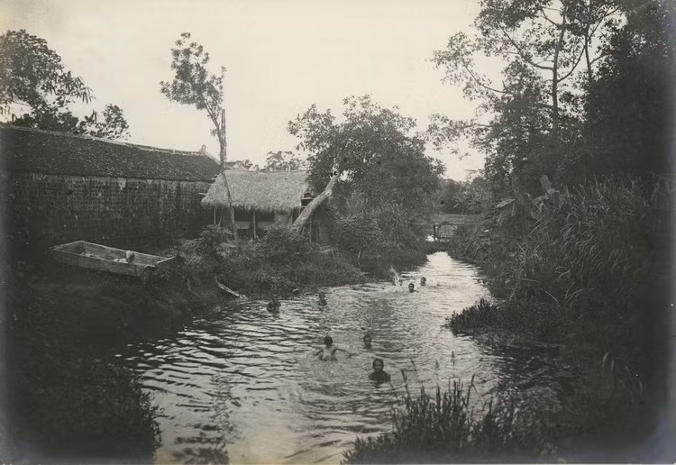 Trẻ em bơi lội dưới mương ở ngoại vi Hà Nội.