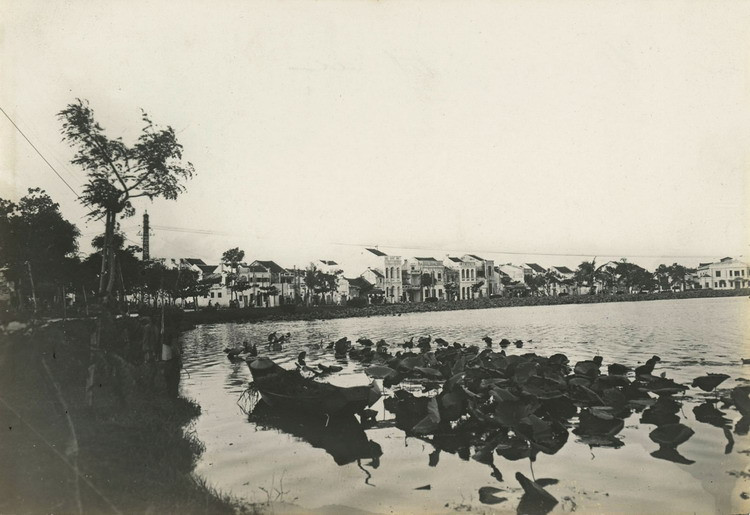 Một góc hồ Gươm, Hà Nội.