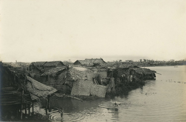 Làng xóm bên sông ở Hà Nội.