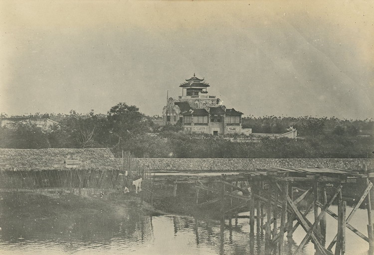 Một ngôi đền ở Hài Phòng năm 1900 gần nơi nhịp quay của cầu xe lửa đang được xây dựng. Mời quý độc giả xem video: Văn hóa uống trà của người Việt xưa và nay. Nguồn: VTC.