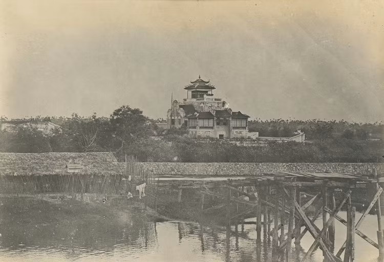 Một ngôi đền ở Hài Phòng năm 1900 gần nơi nhịp quay của cầu xe lửa đang được xây dựng. Mời quý độc giả xem video: Văn hóa uống trà của người Việt xưa và nay. Nguồn: VTC.