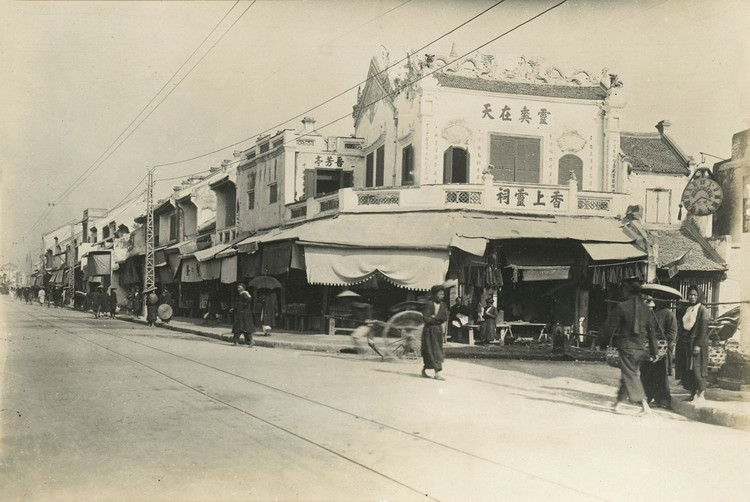 Phố Hàng Đào ở trung tâm Hà Nội.