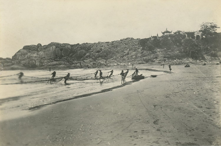 Ngư dân kéo lưới ở bãi biển Đồ Sơn, Hải Phòng.