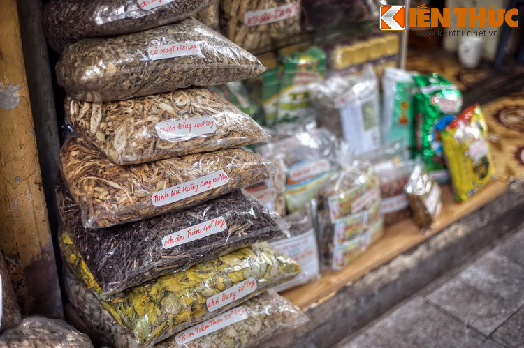 Các loại thuốc được đựng trong những bao giấy hay đóng gói trong những túi nhựa xếp đầy trước bậc thềm của các cửa hàng...