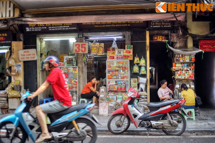 Qua ba chục năm làm thuốc, ông đã để lại nhiều tác phẩm giá trị đặc biệt là bộ “Y tông tâm lĩnh”, “Bách gia tân trang”, “Hành giản trân như”, gồm 63 quyển. Ông được người đời xưng tụng như một thầy thuốc hàng đầu nước Việt.