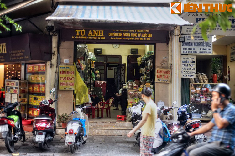 Điều này khiến cả con phố mang một mùi hương nồng nàn đặc trưng, là sự kết hợp của vô số loại thảo dược, khiến những người ở xa khi đi qua phố không khỏi ngạc nhiên và ấn tượng.