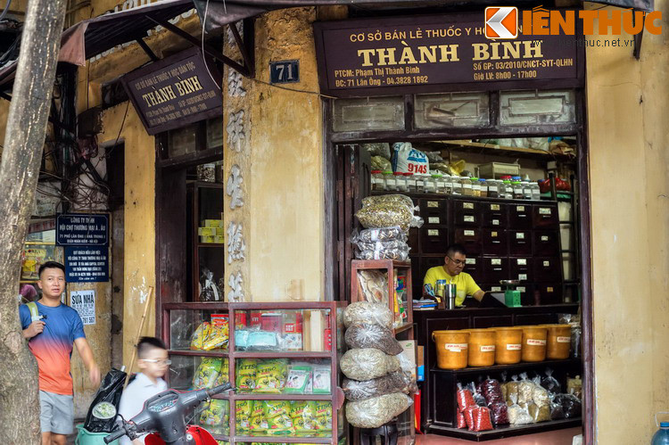 Nhiều nhà thuốc kiểu truyền thống ở phố Lãn Ông vẫn được duy trì với những chiếc tủ gỗ đựng thuốc cũ kỹ có rất nhiều ngăn kéo, mỗi ngăn có đề tên thuốc. Người bệnh đến đây sẽ được bắt mạch và kê đơn. Trong ít phút, thuốc được gói thành những gói vuông vức giao cho khách.