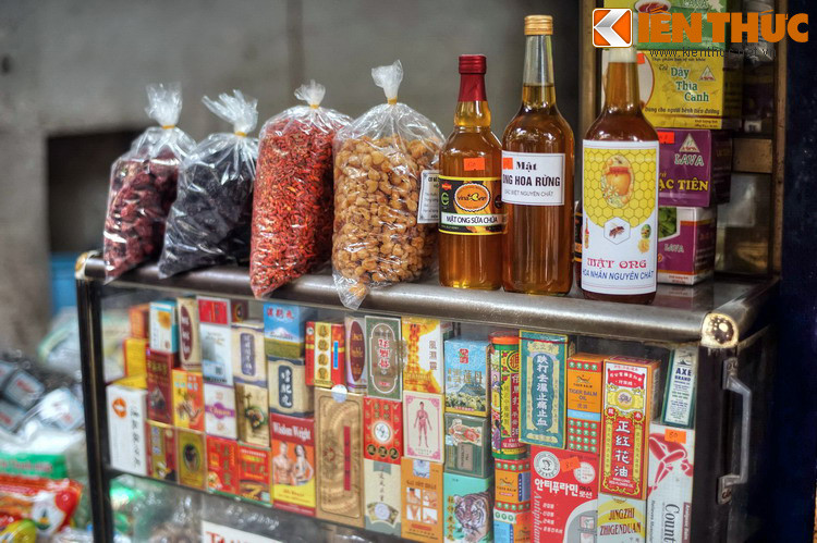 Nói thêm về danh y Hải Thượng Lãn Ông - Lê Hữu Trác, ông quê làng Liêu Xá (Yên Mỹ, Hưng Yên) nhưng chủ yếu thì lại sống ở quê mẹ là làng Tình Diễm (Hương Sơn, Hà Tĩnh). Lúc nhỏ theo cha ăn học ở Thăng Long. Năm 20 tuổi, cha mất, ông về quê nuôi mẹ và chuyên về y học.