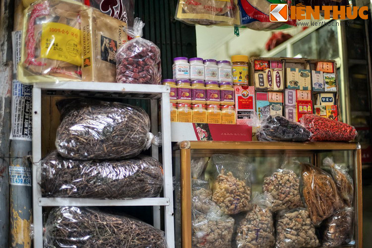 ...Hay chất thành chồng cao trên tủ kính, thậm chí treo lủng lẳng phía trên đầu, tạo nên một nét văn hóa kinh doanh thú vị chỉ có ở phố cổ Hà Nội.