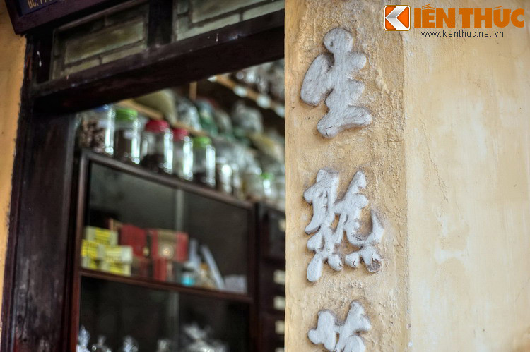 Theo các sử liệu, những người đầu tiên làm nghề thuốc ở phố Lãn Ông là người Hoa kiều, trong đó nổi tiếng nhất phải kể đến dòng họ Phó đến từ tỉnh Phúc Kiến.