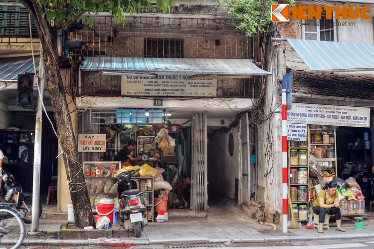 Năm 1781 chúa Trịnh Sâm triệu Hải Thượng Lãn Ông ra Thăng Long chữa bệnh cho thế tử Trịnh Cán.