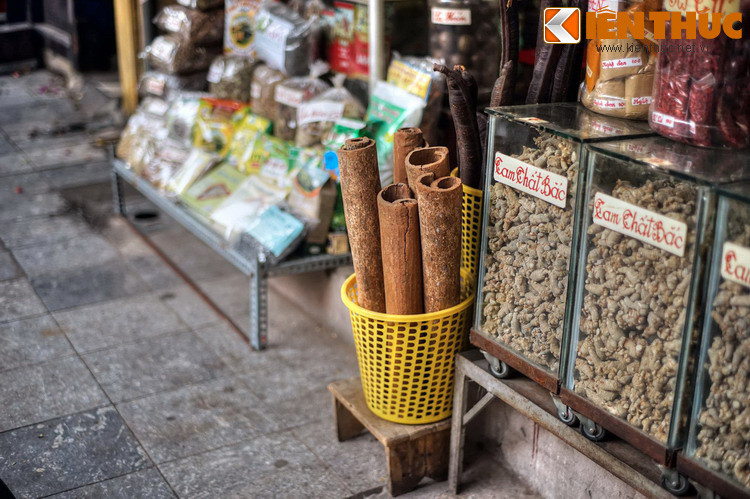 Sau nhiều thăng trầm lịch sử, nghề Đông y trên phố Lãn Ông được cha truyền con nối và giữ nguyên sức sống cho đến nay, không bị phai nhạt như nhiều nghề truyền thống ở các phố khác trong khu phố cổ.