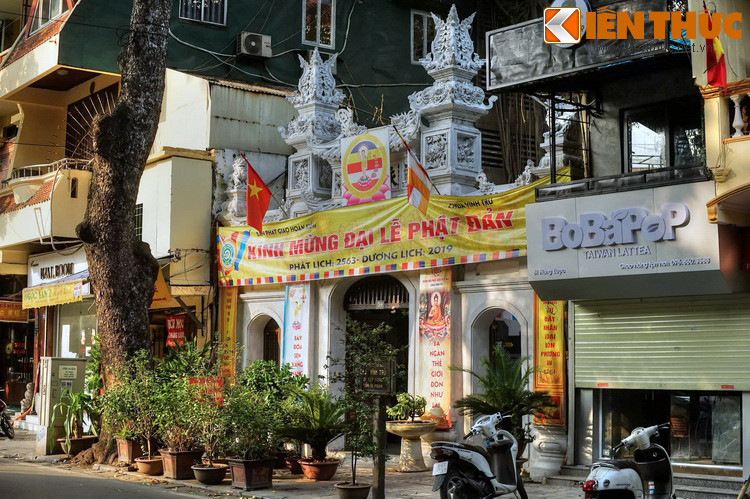 3. Nằm ở số 59 Hàng Lược, chùa Vĩnh Trù là một ngôi chùa mang những nét văn hóa tâm linh độc đáo của của thủ đô. Theo các sử liệu cũ, xia kia đây vốn là đình Vĩnh Trù, sau chuyển thành đền. Vào thời Pháp thuộc, một phụ nữ Việt Nam là vợ của một sĩ quan Pháp xin tu sửa lại nơi này chùa thờ Phật.